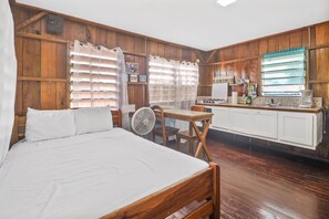 1 bedroom, free Internet, bed sheets