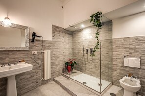 Superior Double or Twin Room Regina | 浴室 | 淋浴设施、大花洒淋浴喷头、免费洗浴用品、吹风机