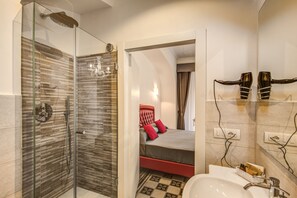 Deluxe Double or Twin Room Diana | Baño | Ducha y cabezal de ducha tipo lluvia