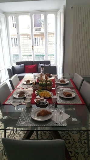 Flat-screen TV, books - Feronia Guest House (Rome)