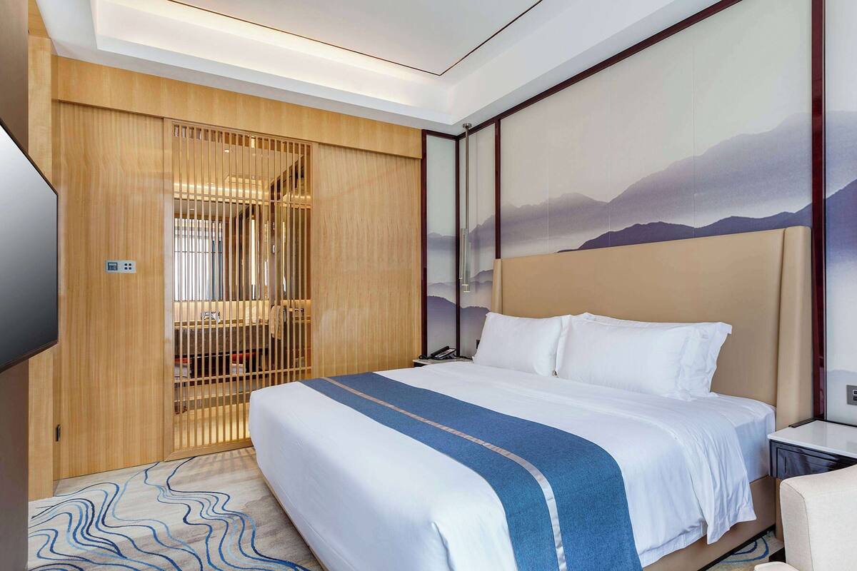 Phòng Suite Business, 1 giường cỡ king, hút thuốc | Két bảo mật tại phòng, bàn, bàn ủi/dụng cụ ủi quần áo 