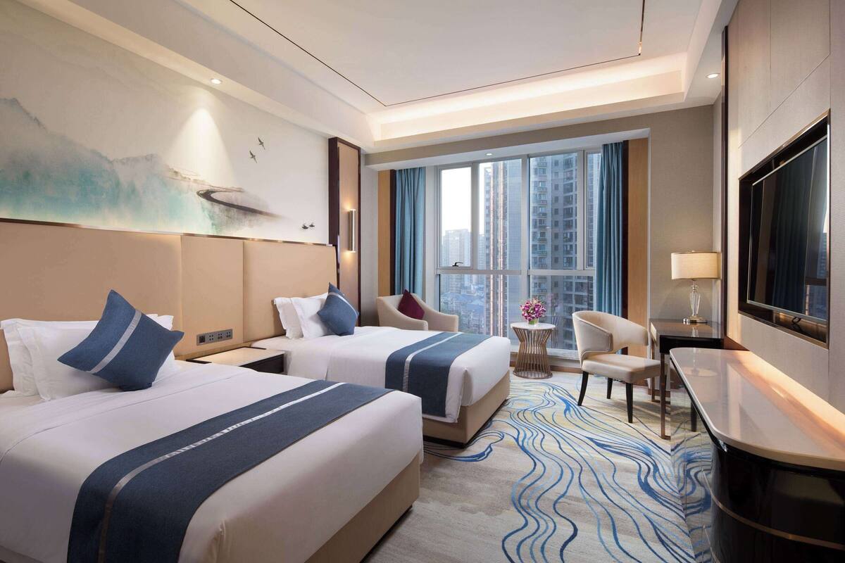 Phòng Deluxe, 2 giường đôi, hút thuốc | Két bảo mật tại phòng, bàn, bàn ủi/dụng cụ ủi quần áo 