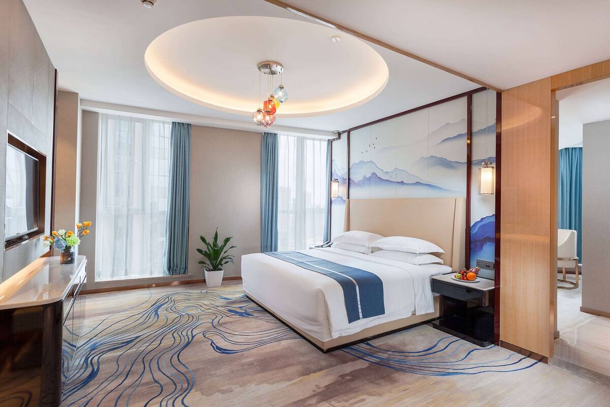 Phòng Suite Deluxe, nhiều giường, hút thuốc | Két bảo mật tại phòng, bàn, bàn ủi/dụng cụ ủi quần áo 