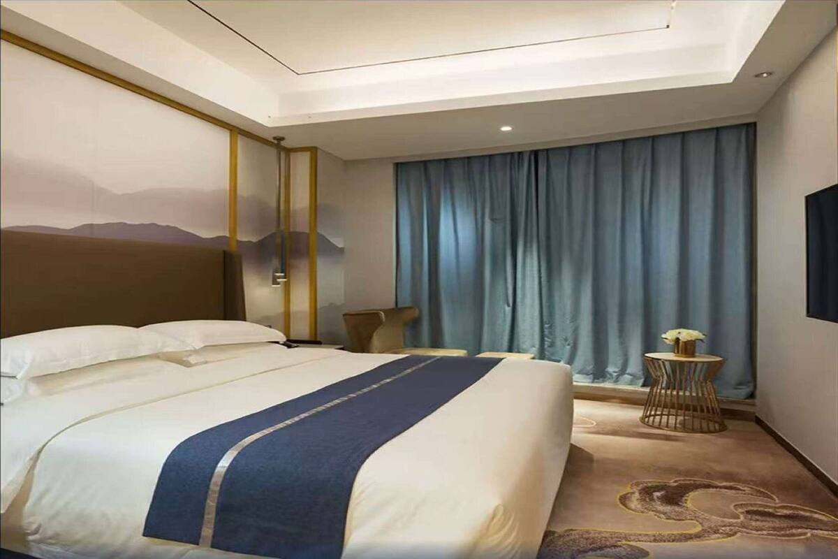 Phòng Suite, 1 giường cỡ king, hút thuốc | Két bảo mật tại phòng, bàn, bàn ủi/dụng cụ ủi quần áo 