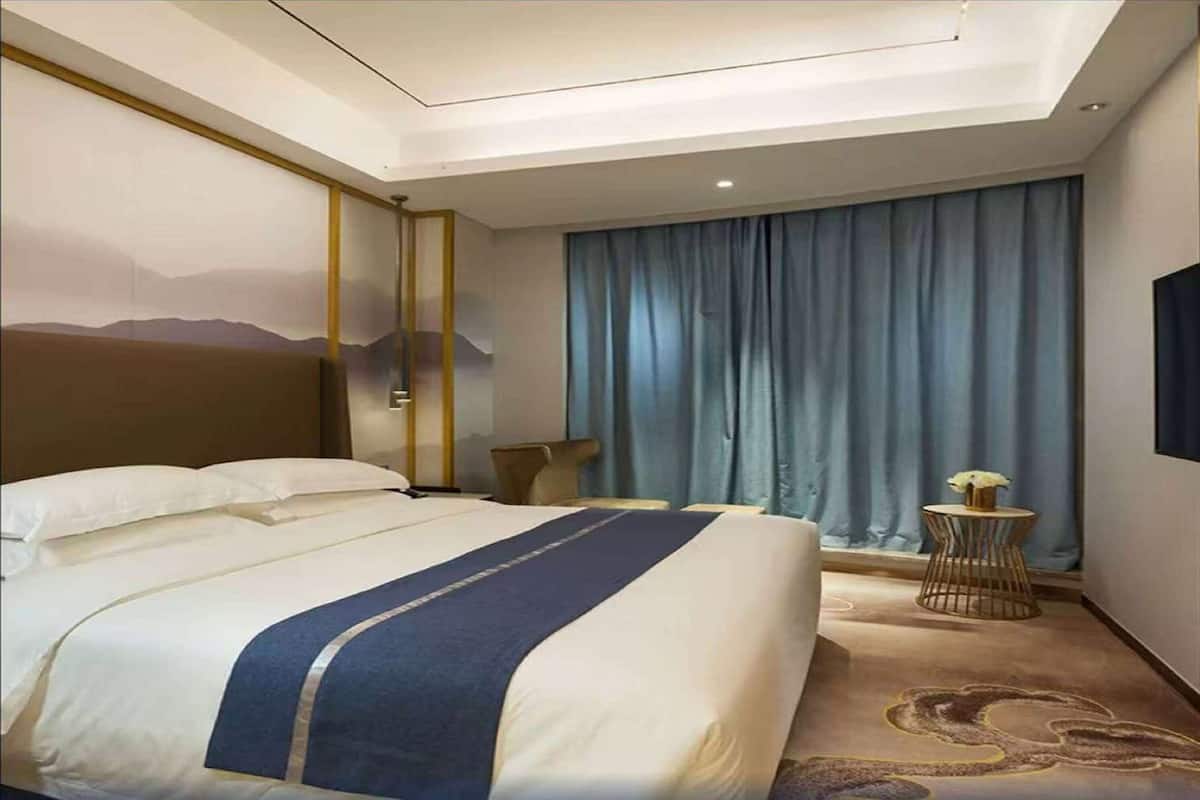 Suite, 1 King Bed, Smoking