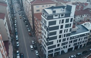 Un hotel de varios pisos con un diseño moderno, que cuenta con un llamativo letrero que dice 'TYNDRIS HOTEL'.