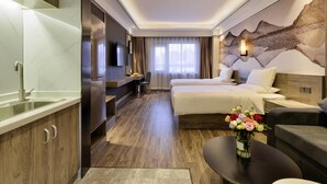 A modern hotel room with a large bed, a desk, a sofa, and a dining table. - Mercure Taiyuan Changfeng Street (Taiyuan)
