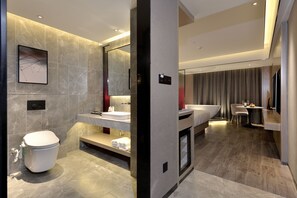 Executive-Zimmer, 1 King-Bett | Badezimmer | Designer-Toilettenartikel, Haartrockner, Bademäntel, Hausschuhe
