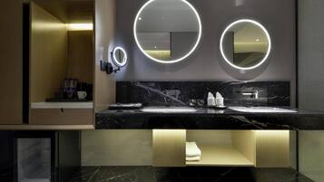 Executive Room, 2 Twin Beds | 1 bedroom, minibar, in-room safe, desk