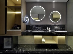 Executive Room, 2 Twin Beds | 1 bedroom, minibar, in-room safe, desk