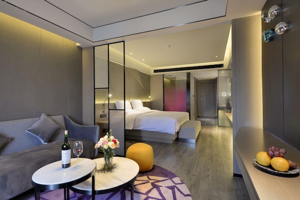 Deluxe Room, 1 King Bed | Minibar, in-room safe, desk, soundproofing