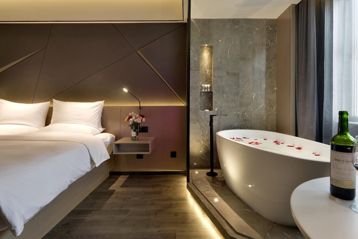 Deluxe kamer, 1 kingsize bed | Een minibar, een kluis op de kamer, een bureau, geluiddichte muren