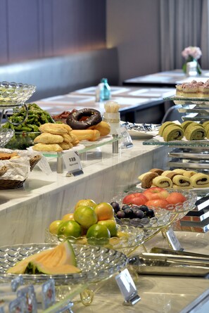 Daily buffet breakfast (CNY 58 per person)