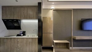Una cocina moderna con armarios de madera, horno integrado y refrigerador.