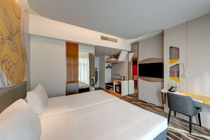 ตู้นิรภัยในห้องพัก, โต๊ะทำงาน, ห้องเก็บเสียง, เตารีด/โต๊ะรีดผ้า