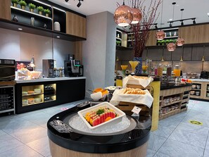 Dagelijks ontbijtbuffet (MYR 20 per persoon)