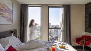 Habitación superior, 1 cama Queen size | Minibar, caja de seguridad en la habitación y escritorio