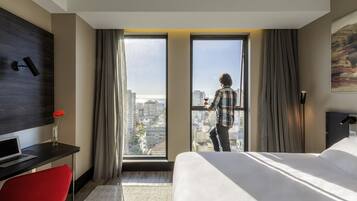 Quarto superior, 1 cama Queen | Frigobar, cofres nos quartos, escrivaninha