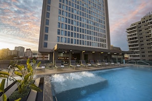 Outdoor pool, open 9:00 AM to 9:00 PM, sun loungers - Novotel Viña del Mar (Vina del Mar)