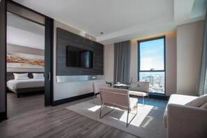 Superior-huone, osittainen valtamerinäköala (Superior King Suite) | Minibaari, tallelokero huoneessa, työpöytä