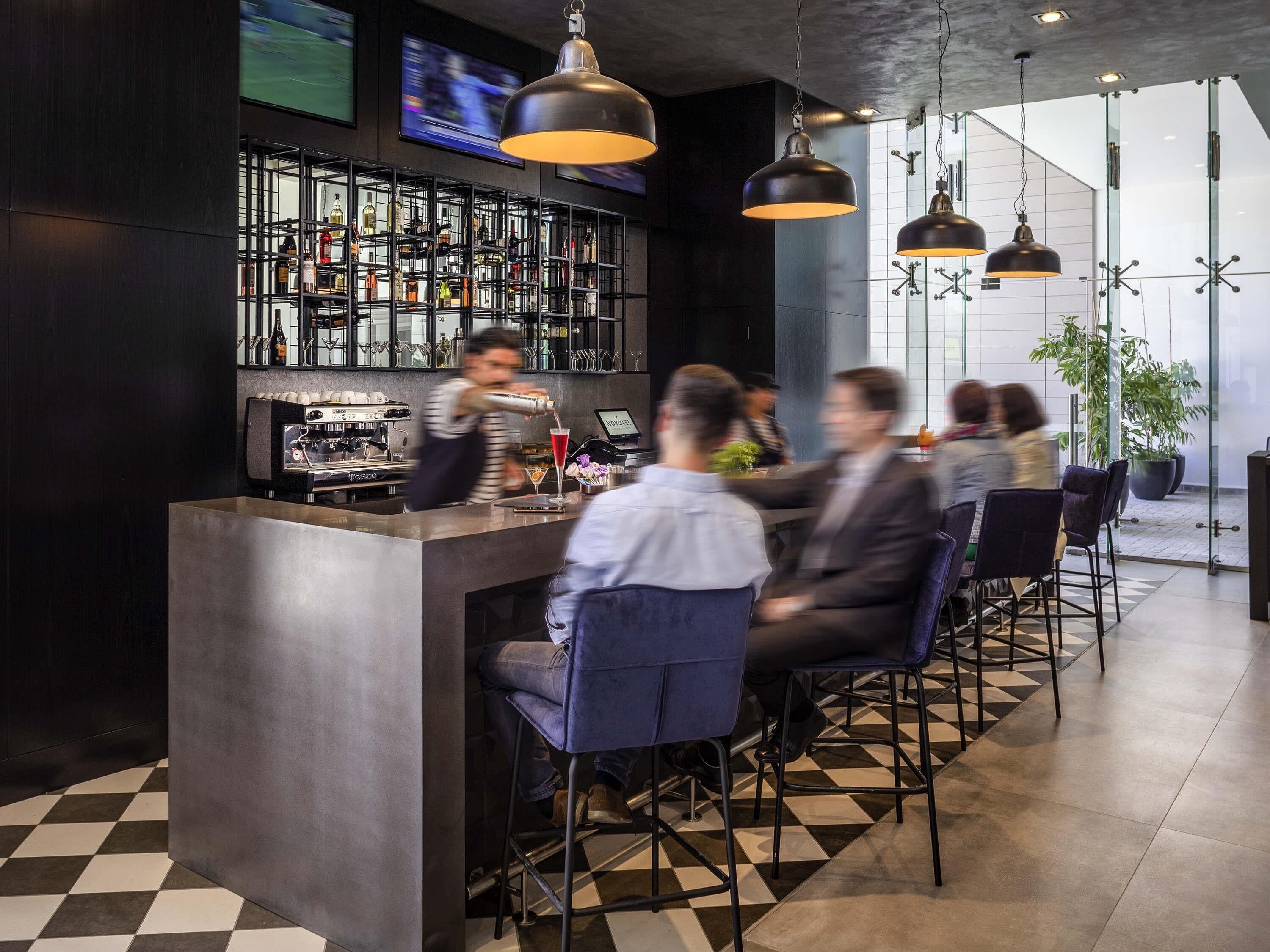 serves breakfast, brunch and happy hour