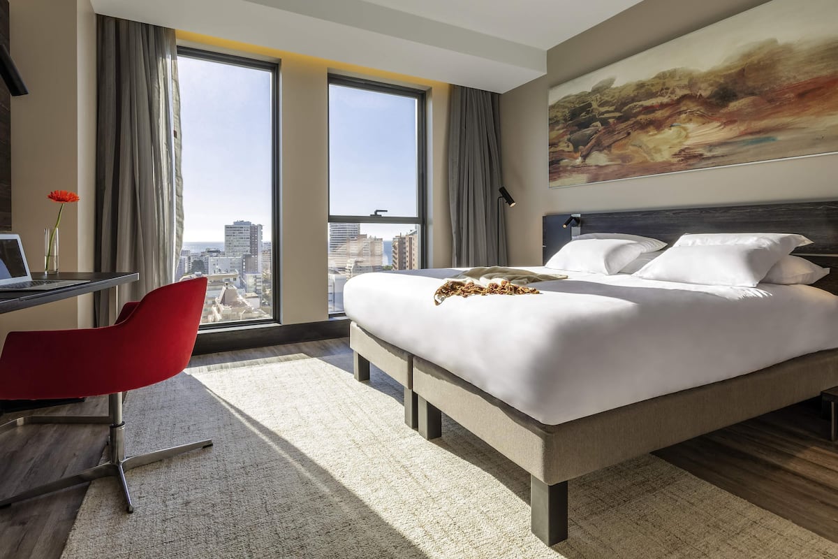 Rom – superior, 1 queensize-seng | Minibar, safe på rommet, skrivebord og skrivebord for bærbar PC