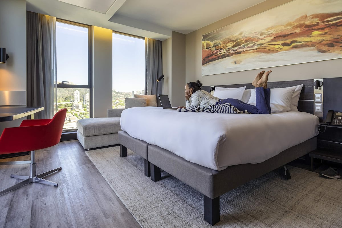 Habitació superior, 1 llit de matrimoni i sofà llit | Minibar, caixa forta a l'habitació i escriptori