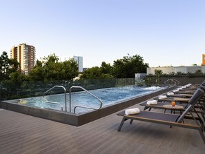 Piscina a l'aire lliure (horari: 09:00-21:00) i gandules 