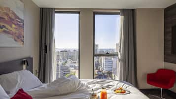 Quarto superior, 1 cama Queen | Frigobar, cofres nos quartos, escrivaninha