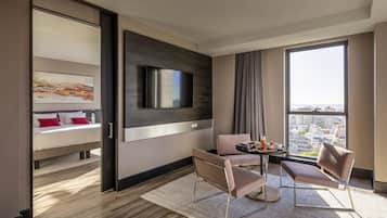 Suíte superior, 1 cama King | Frigobar, cofres nos quartos, escrivaninha