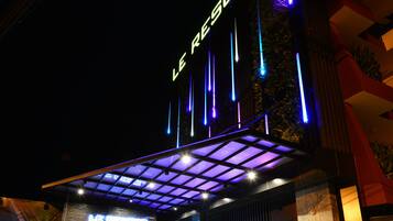 Fachada da propriedade à noite