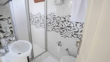 Regadera, amenidades de baño gratuitas, secadora de cabello, pantuflas