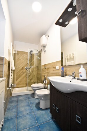 Double or Twin Room | Bathroom | Shower, hair dryer, bidet, towels - Il Timone Bed and Breakfast (Castellammare di Stabia)