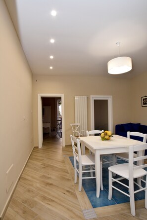 Deluxe-Vierbettzimmer | Wohnbereich | Flachbildfernseher