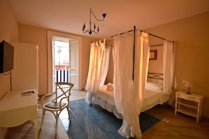 Deluxe vierpersoonskamer | Een kluis op de kamer, individueel gemeubileerd