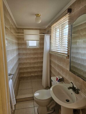 Comfort studio, 1 queensize bed, niet-roken, uitzicht op de binnenplaats | Badkamer | Een douche, een haardroger, handdoeken, zeep