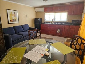 Studiosvit Junior - 1 queensize-säng med bäddsoffa | Vardagsrum | 32-tums platt-tv med kabelkanaler och tv