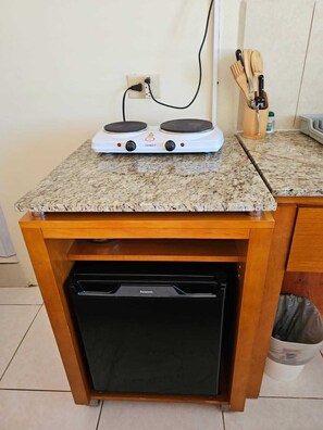 Standard Studio, 1 Queen Bed, Non Smoking | Private kitchen | Cookware/dishes/utensils, cleaning supplies - Maria Mulata Apartments (Noord)