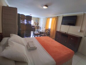Junior studio suite, 1 queensize bed met slaapbank | Individueel gedecoreerd, individueel gemeubileerd, een laptopwerkplek