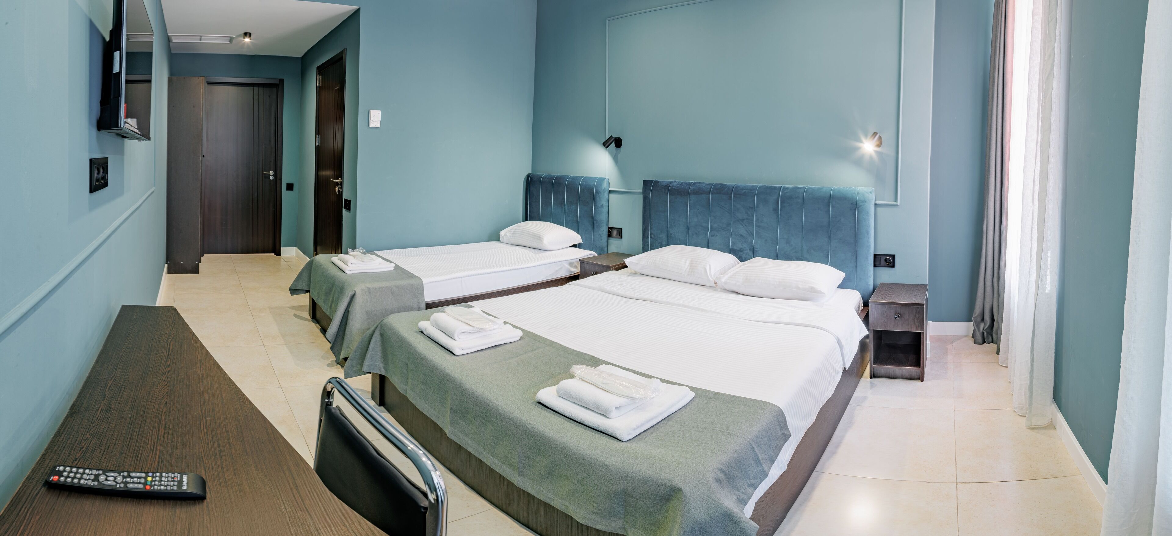 豪華三人房 | 高級寢具、舒適加層、筆電工作空間、遮光布/窗簾