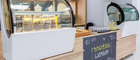 Desayuno buffet diario (GEL 15 por persona)