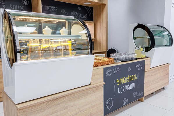 Dagelijks ontbijtbuffet (GEL 15 per persoon)