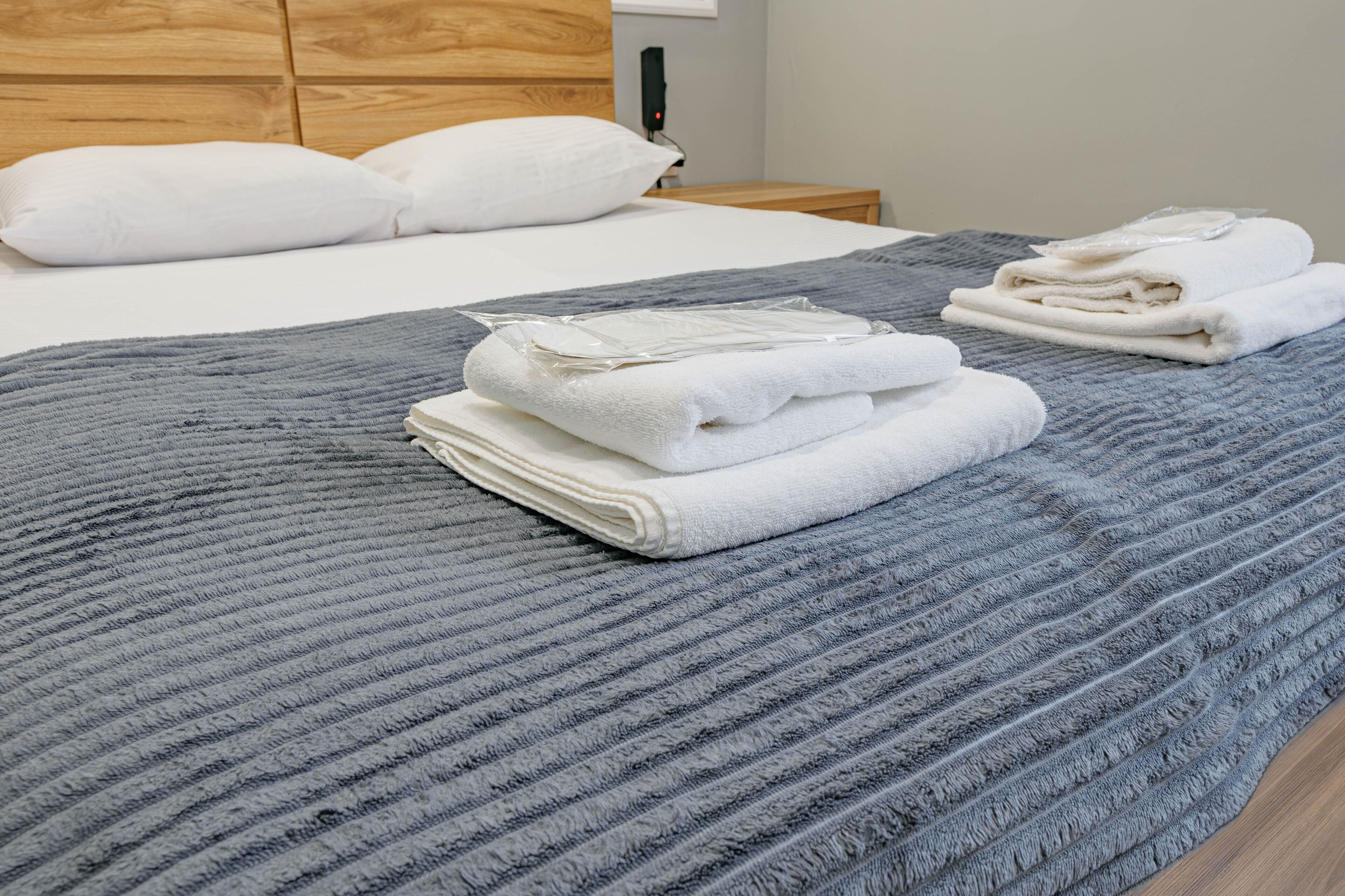 基础双人房或双床房 | 高档床上用品、加厚床垫、笔记本电脑工作区、遮光窗帘