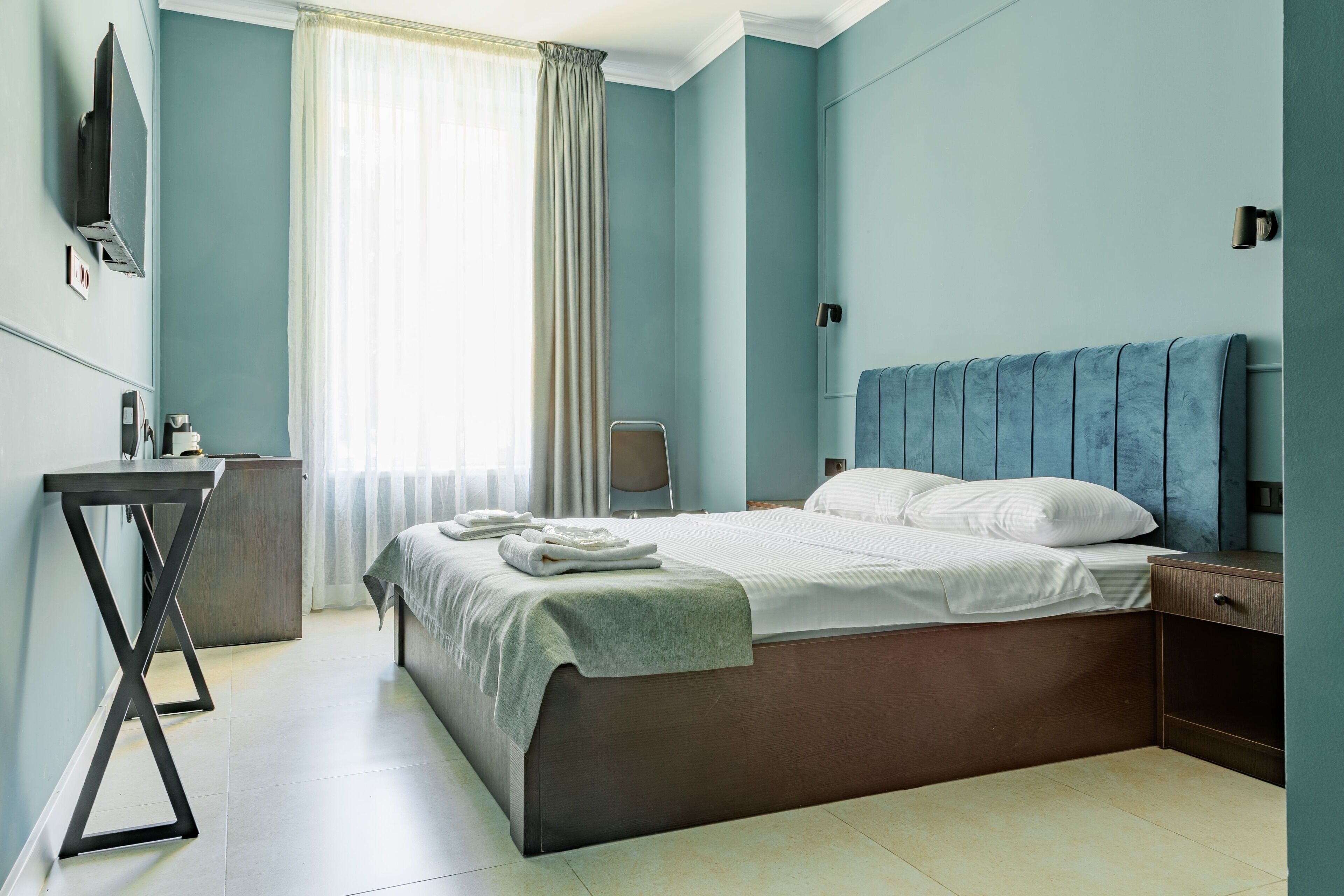 經濟雙人或雙床房 | 高級寢具、舒適加層、筆電工作空間、遮光布/窗簾