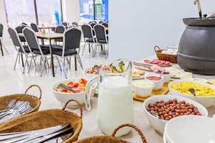 Daily buffet breakfast (GEL 15 per person)