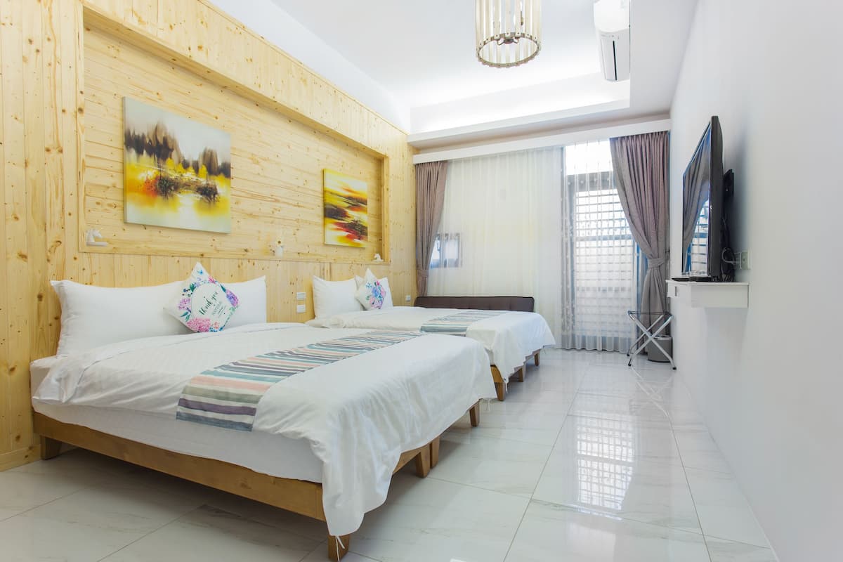 Standard Quadruple Room (101) | Desk, blackout drapes, soundproofing, free WiFi