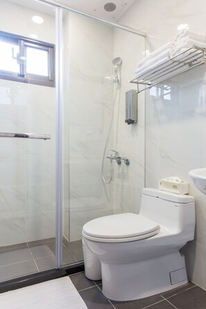 Standard Triple Room (301) | Bilik Mandi | Pancuran mandi, hulu semburan mandi hujan 
