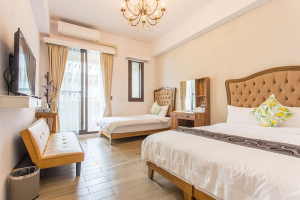 Escritorio, cortinas blackout, sistema de insonorización y wifi gratis