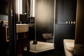 Shower, rainfall showerhead, designer toiletries, hair dryer - GINN Hotel Hamburg Elbspeicher (Hamburg)
