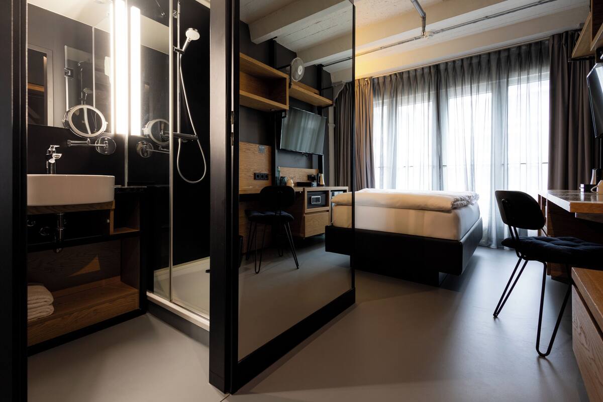 Standard Double Room | 1 bedroom, in-room safe, desk, blackout curtains